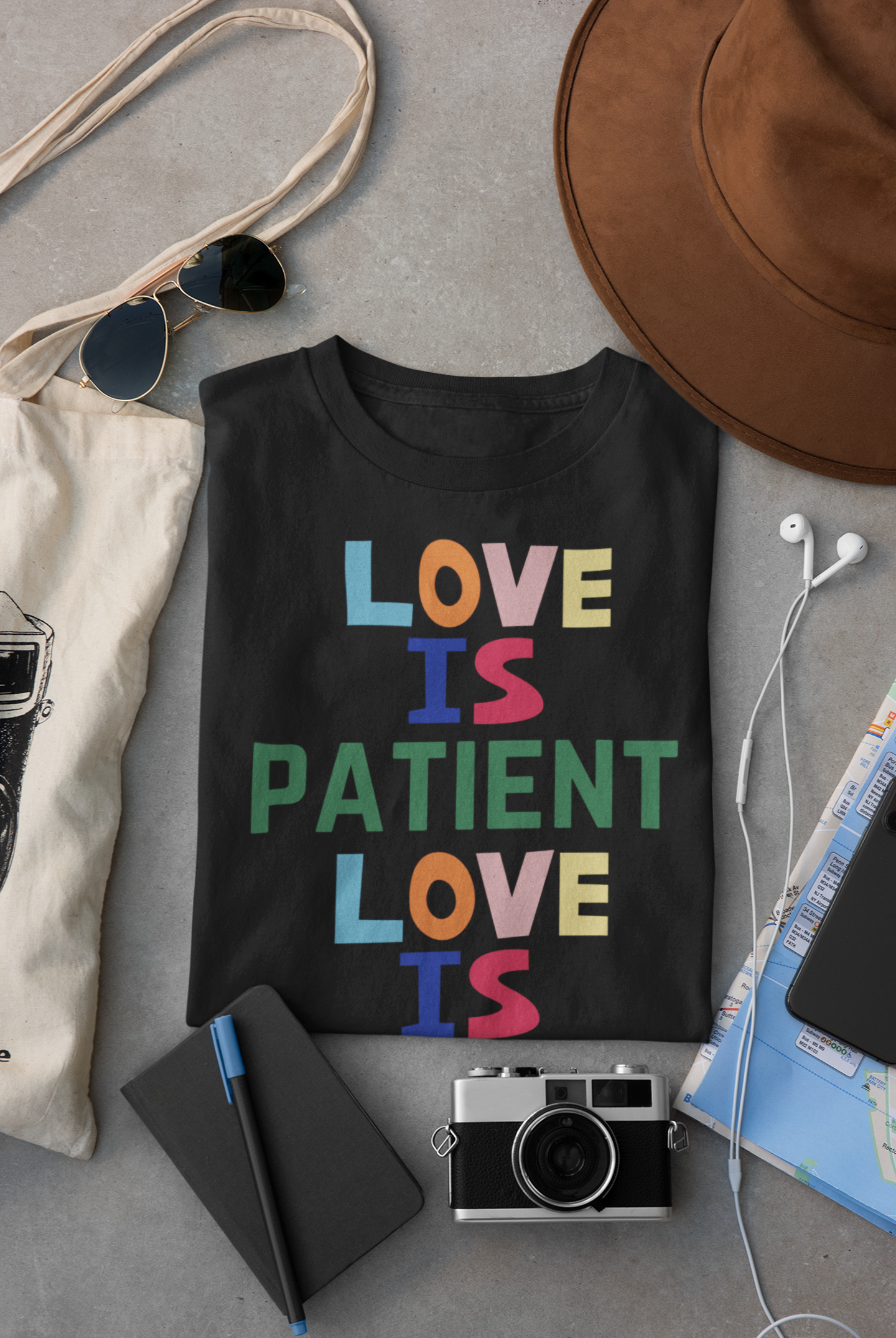 Kids' T-shirt - Love is patient