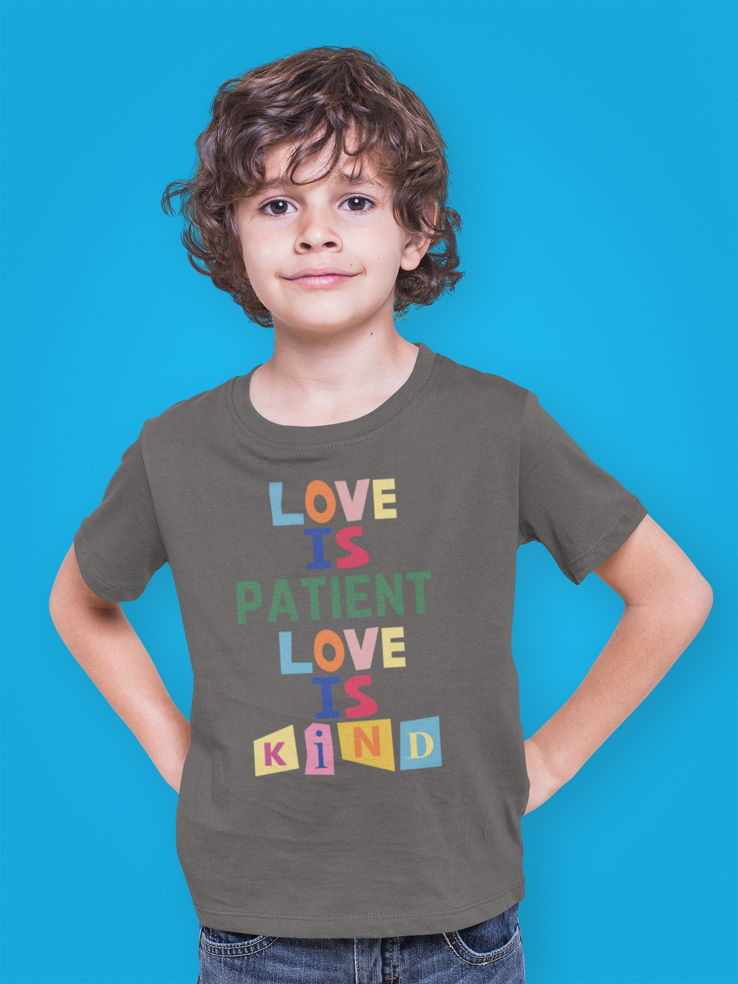 Kids' T-shirt - Love is patient