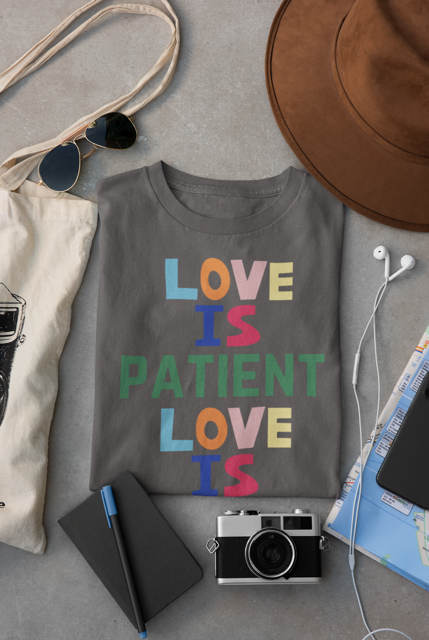 Kids' T-shirt - Love is patient