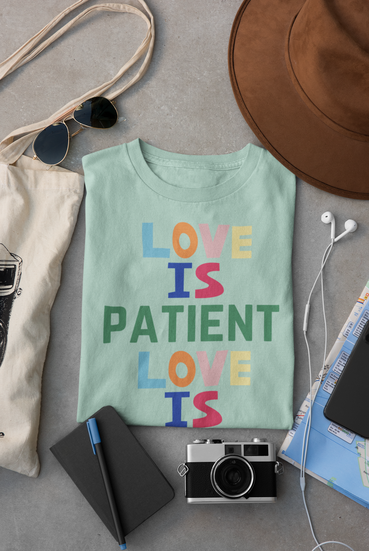 Kids' T-shirt - Love is patient