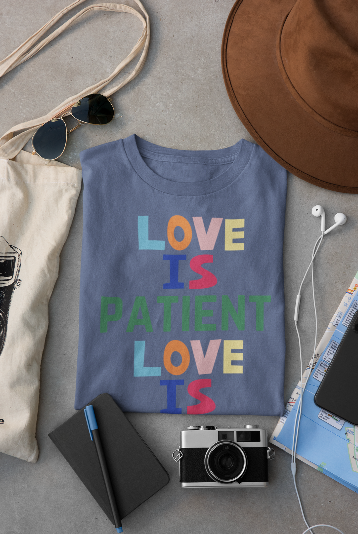 Kids' T-shirt - Love is patient