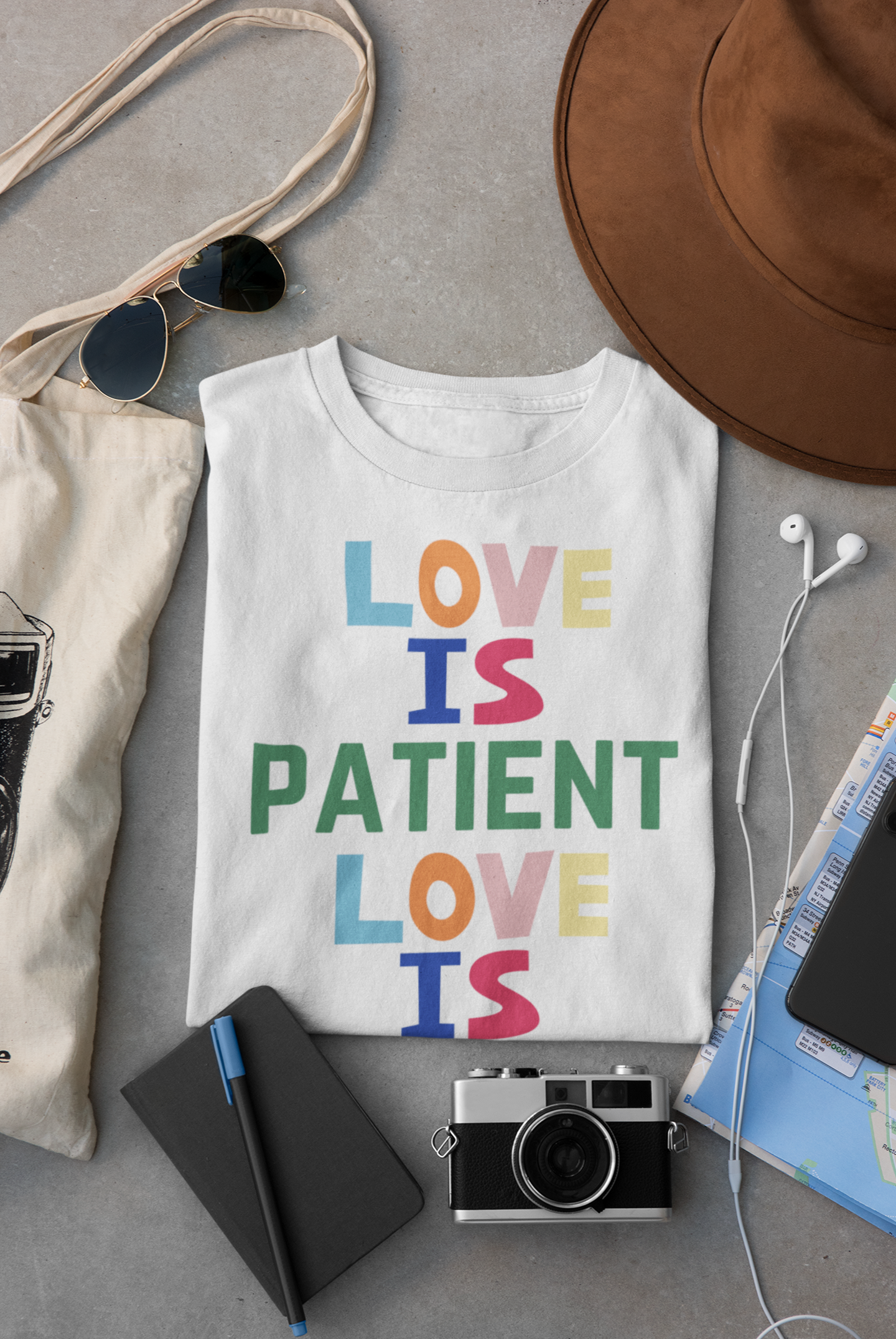 Kids' T-shirt - Love is patient